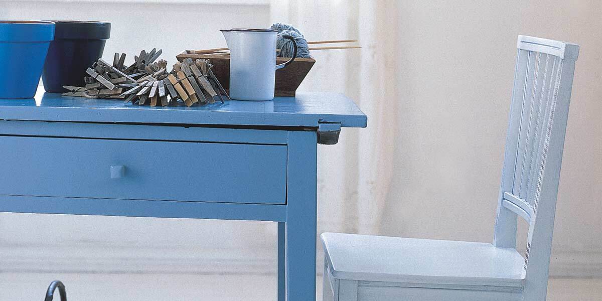 stolik i krzesło w błękitnych odcieniach