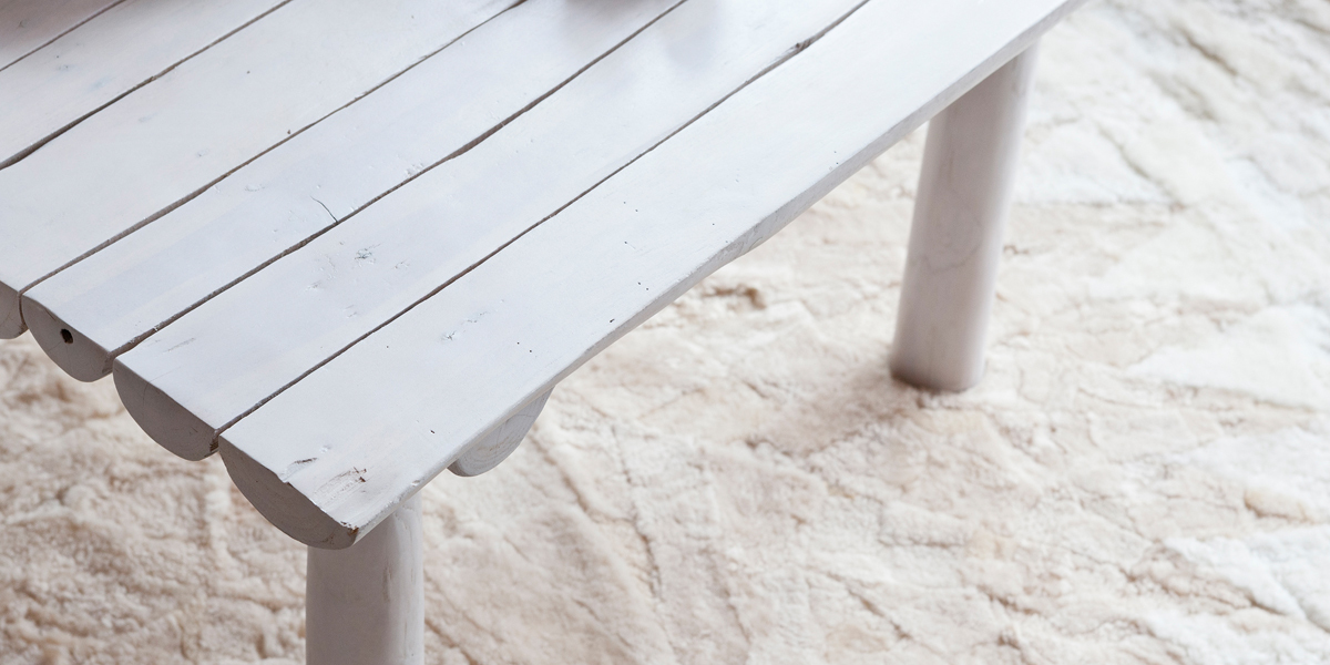 drewniany-biały-stolik