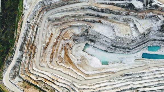Kontrast surowego betonu i miękkiej faktury - paleta Solid Ground Tikkurila