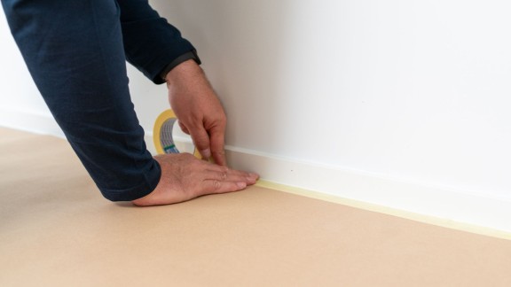 Przygotowanie pomieszczenia do malowania sufitu.