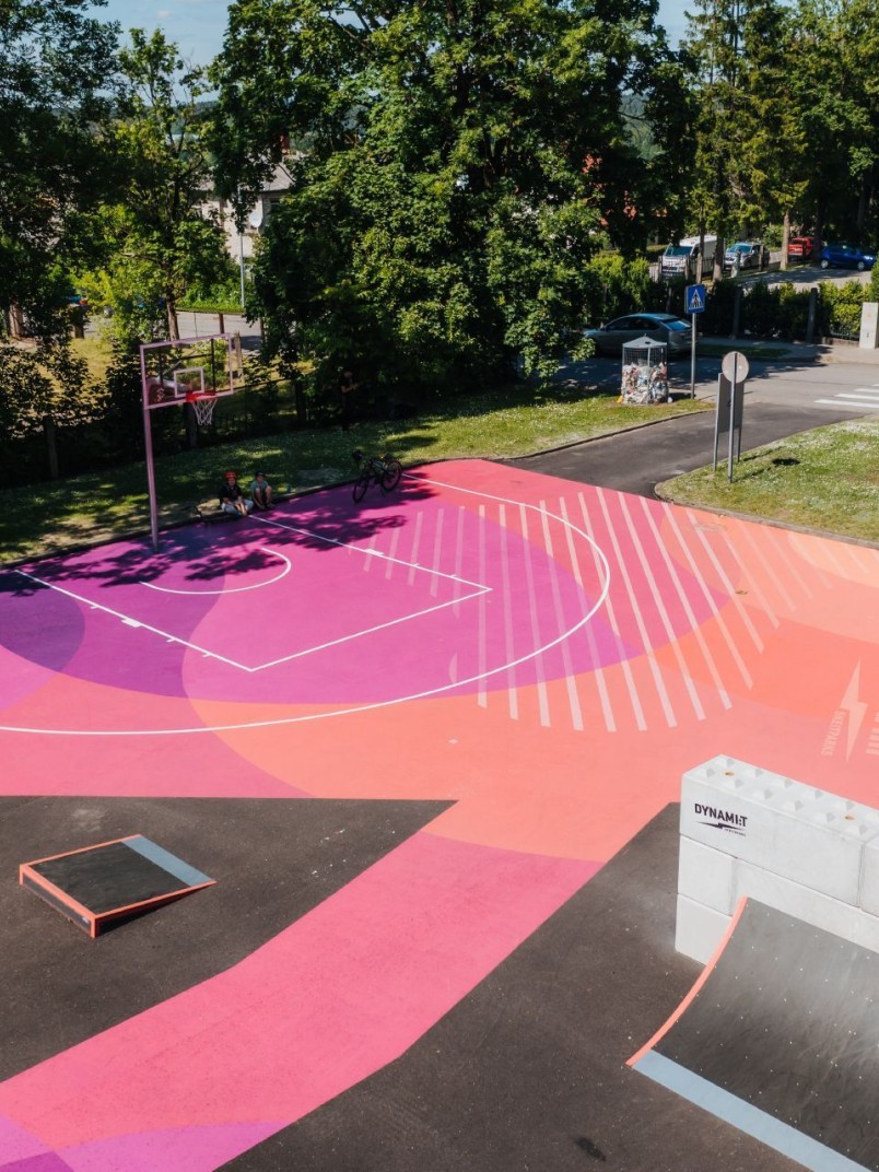 Odnowiony skatepark Cēsis przyciąga młodych ludzi swoją różowo-fioletową kolorystyką
