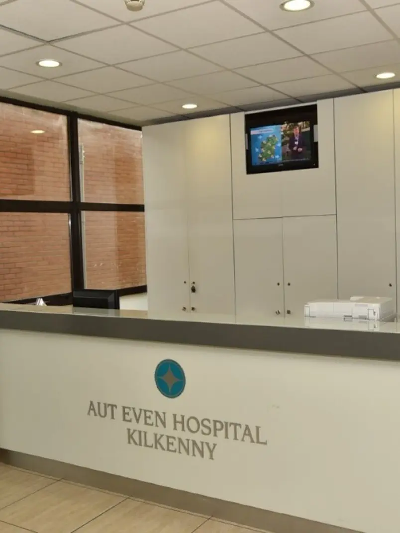 Hol wejściowy szpitala Aut Even Hospital 