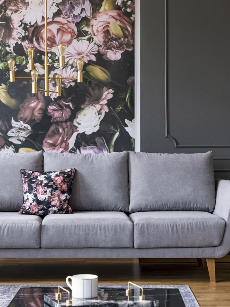 Salon w tonacjach Tikkurila Deco Grey ze ścianą dekoracyjną