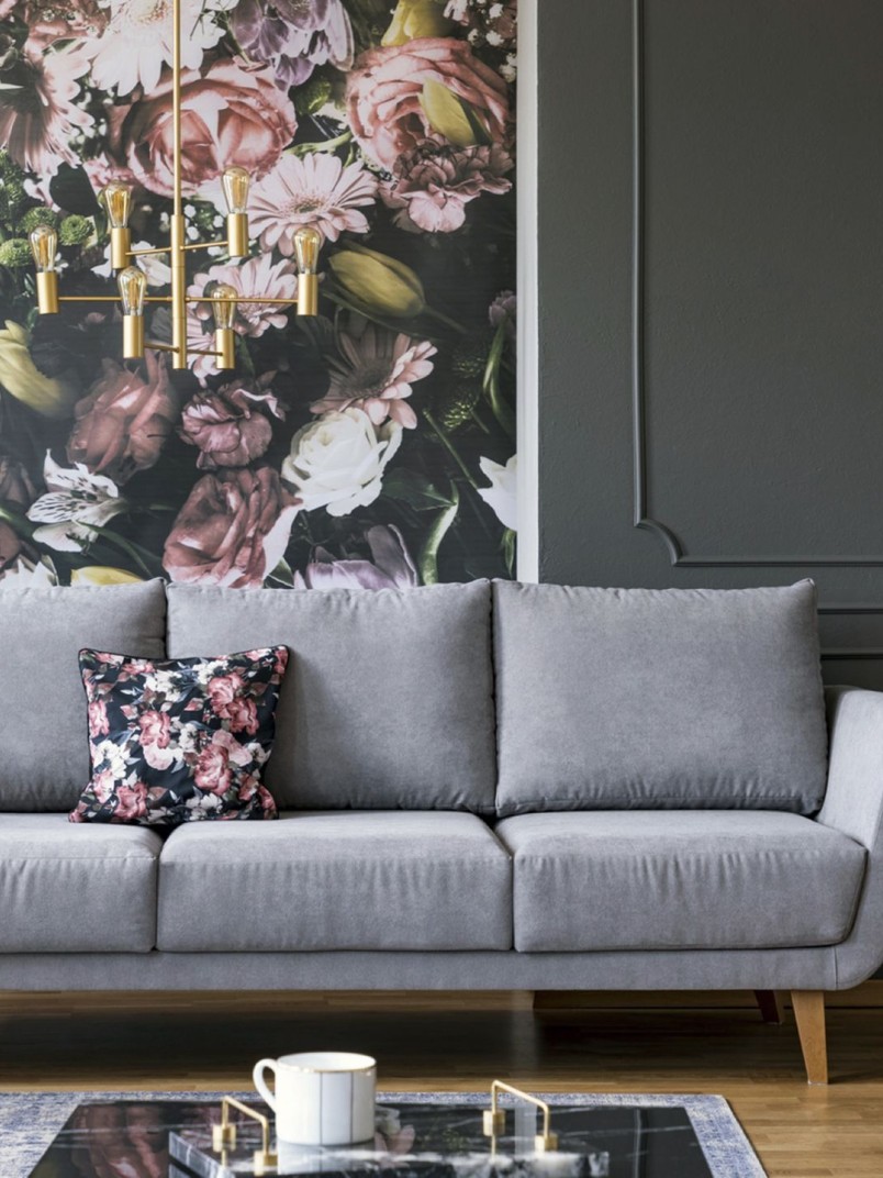 Salon w tonacjach Tikkurila Deco Grey ze ścianą dekoracyjną