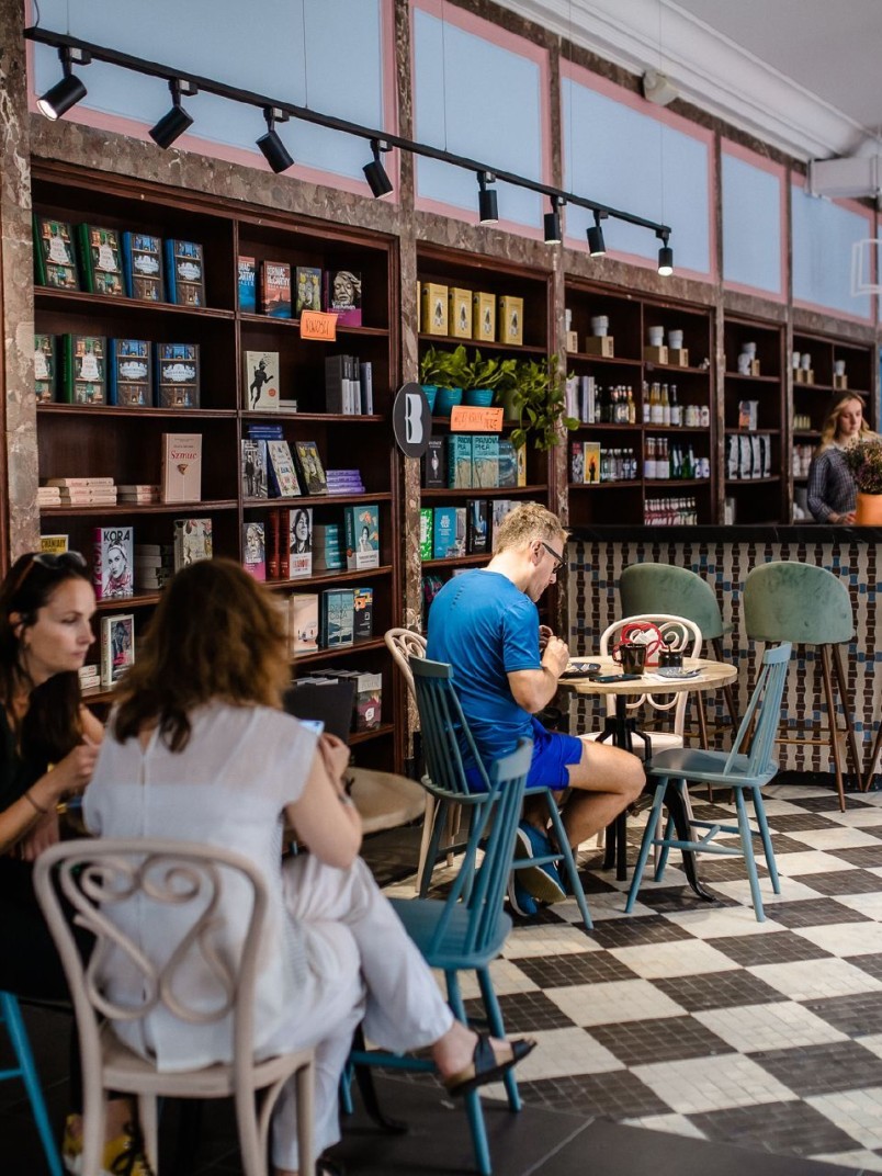Księgarnia i kawiarnia BIG BOOK CAFE pomalowana farbami Tikkurila