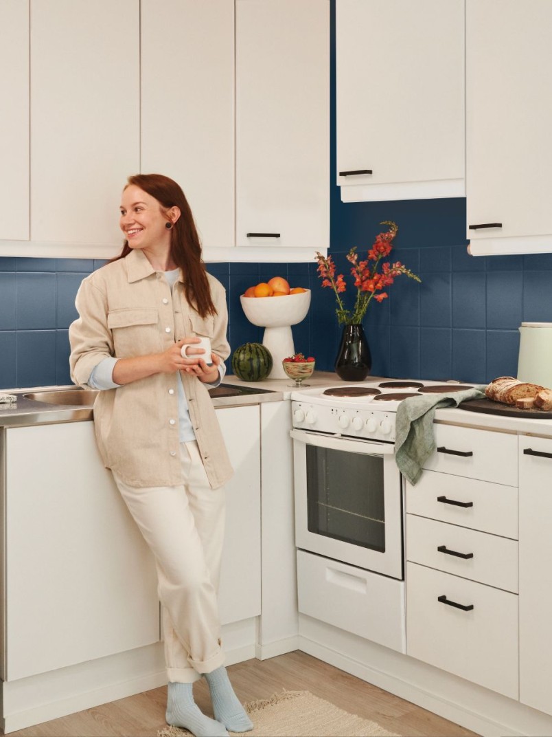 kuchnia z kafelkami pomalowanymi farbą do płytek Tikkurila Luja Ceramic Tiles