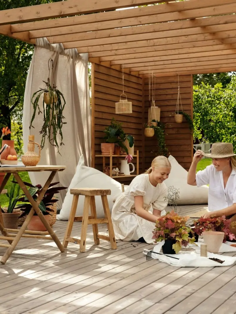 otoczona zielenią pergola w jasnym kolorze 