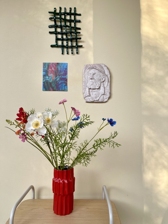 Żółty odcień na ścianie.