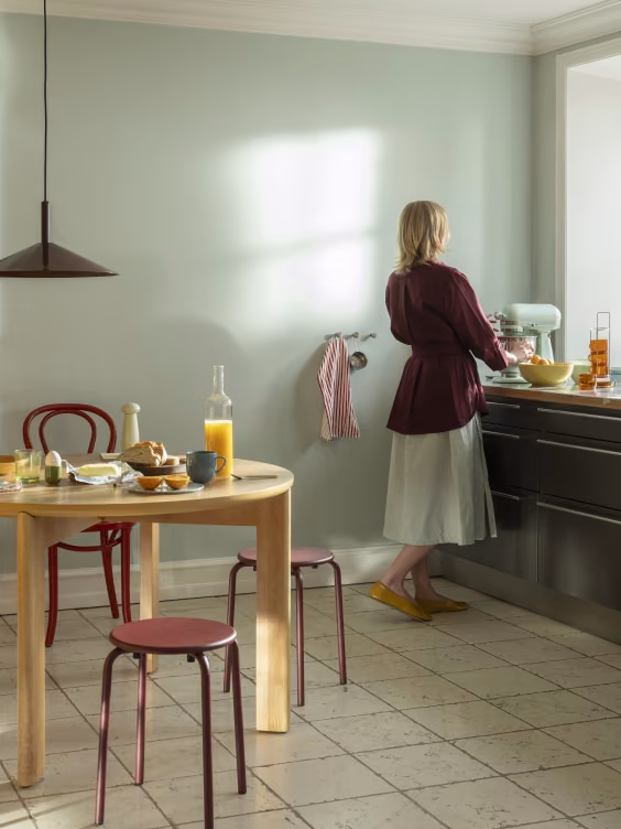 Kreatywna aranżacja wnętrza w kolorach Life Shared - jasne farby i retro inspiracje Tikkurila.