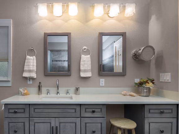 Łazienka w szarych kolorach Tikkurila Deco Grey