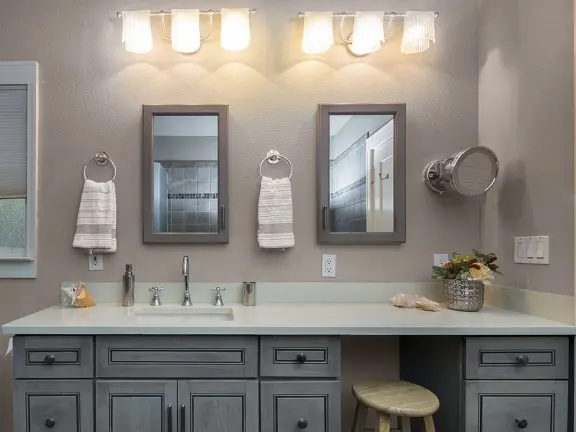 Łazienka w szarych kolorach Tikkurila Deco Grey