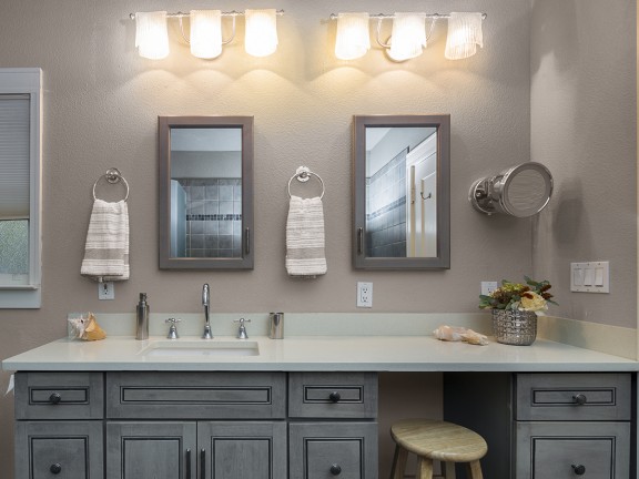 Łazienka w szarych kolorach Tikkurila Deco Grey