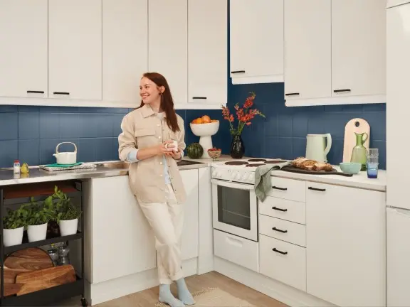 kuchnia z kafelkami pomalowanymi farbą do płytek Tikkurila Luja Ceramic Tiles