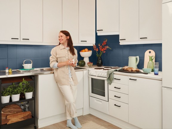 kuchnia z kafelkami pomalowanymi farbą do płytek Tikkurila Luja Ceramic Tiles