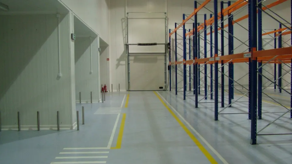 posadzka przemysłowa w magazynie