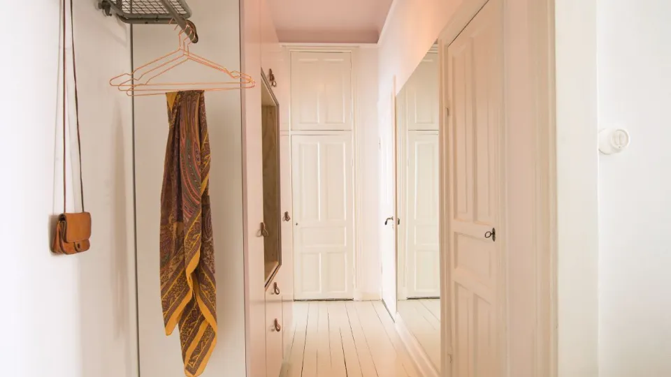 Sufit malowany w różowych odcieniach