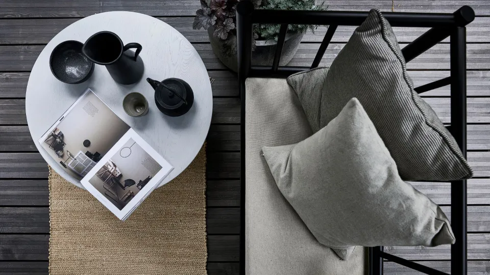 Pomysł na aranżację tarasu w wykorzystaniem oleju do drewna w ciemnym kolorze