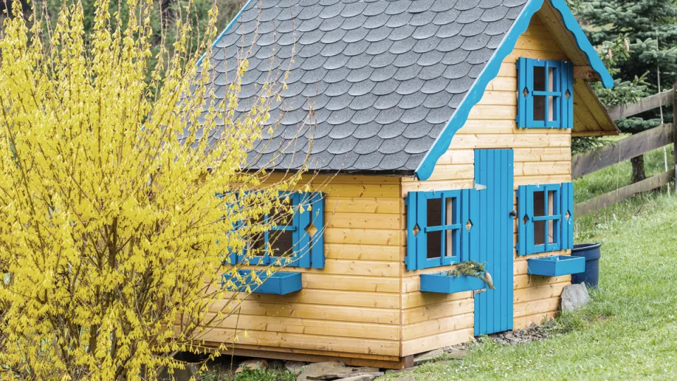 Pomysł na aranżację drewna w ogrodzie - domek dla dzieci