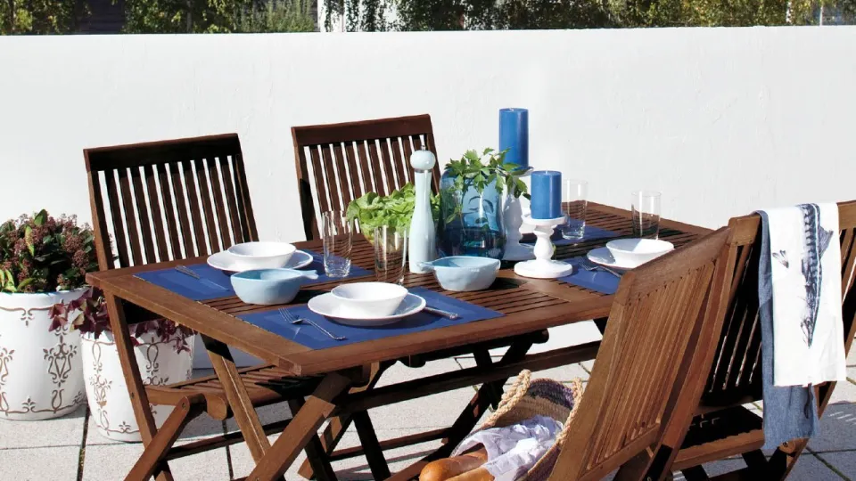 Malowanie mebli w ogrodzie - ciemny brąz