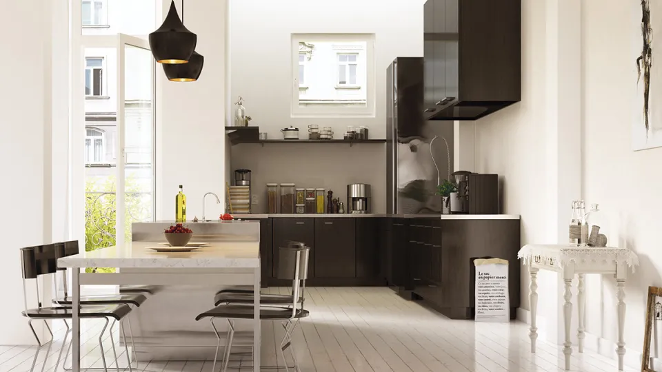 Aranżacja wnętrza w tonacji Off-white z ciemnymi meblami