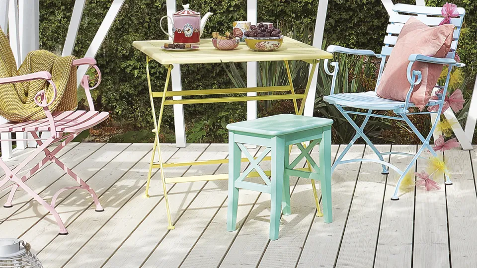 Meble ogrodowe w pastelowych odcieniach - farby do mebli drewnianych Tikkurila