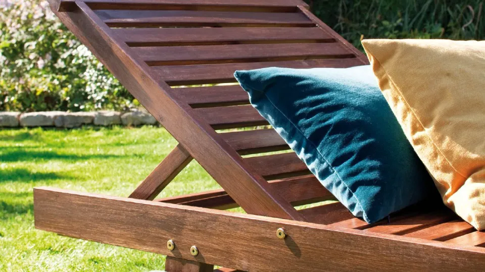drewniany-leżak-z-poduszkami