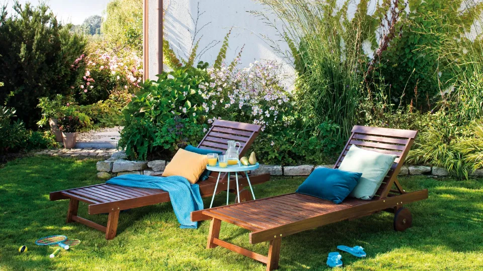 Drewniane leżaki pomalowane lakierobejcą do mebli ogrodowych Tikkurila Valtti Plus Complete