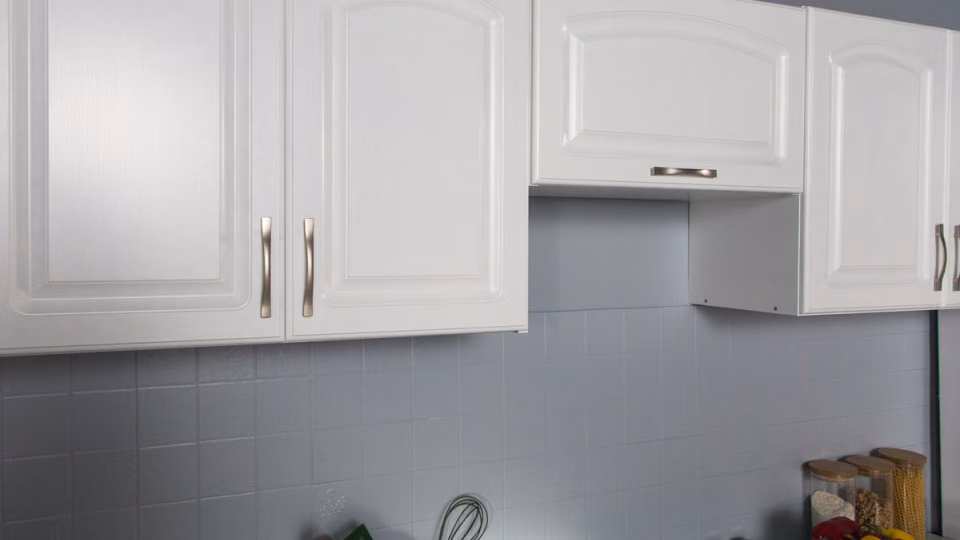 szafki w kuchni pomalowane emalią Tikkurila Everal Aqua