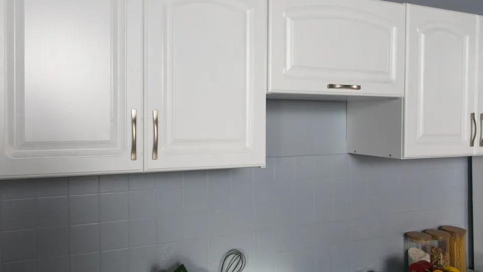 szafki w kuchni pomalowane emalią Tikkurila Everal Aqua