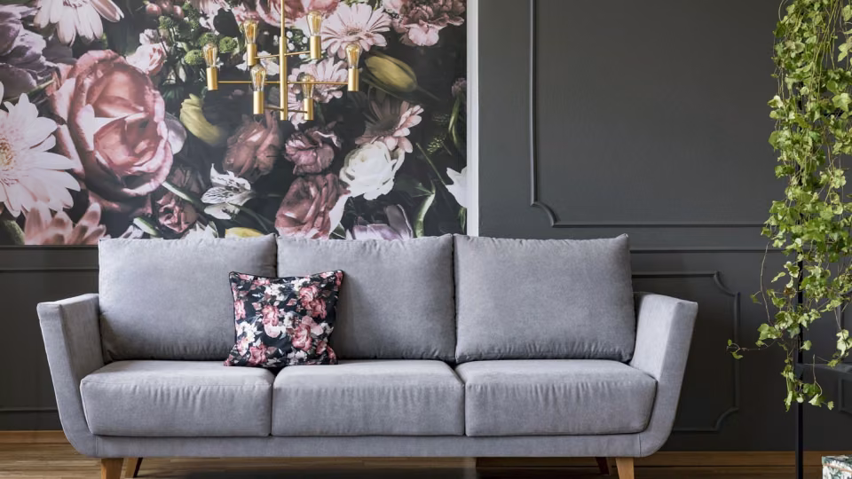 Salon w tonacjach Tikkurila Deco Grey ze ścianą dekoracyjną