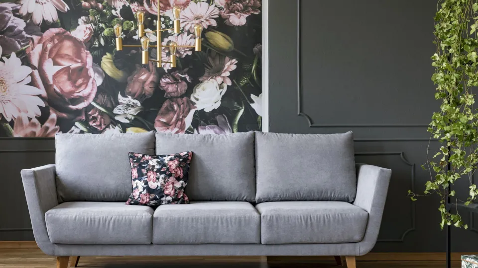 Salon w tonacjach Tikkurila Deco Grey ze ścianą dekoracyjną