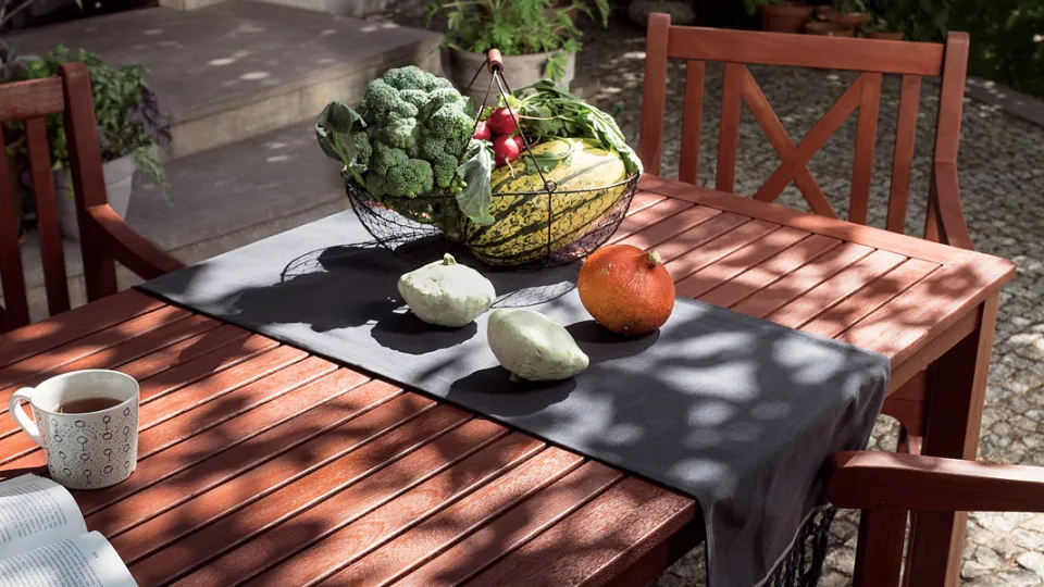 ogrodowy-stół-z-dekoracją