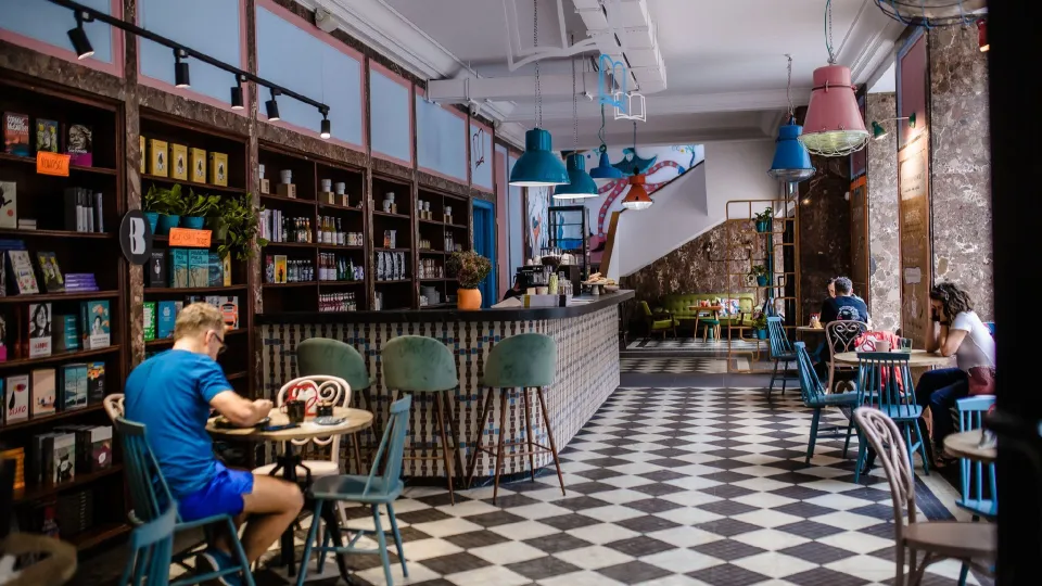 Księgarnia i kawiarnia BIG BOOK CAFE pomalowana farbami Tikkurila