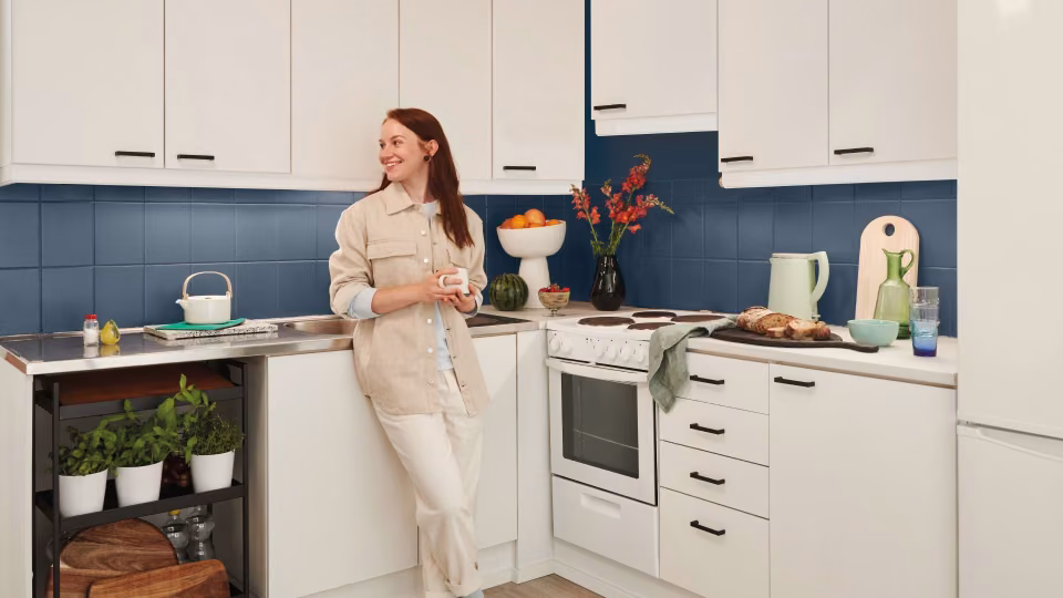 kuchnia z kafelkami pomalowanymi farbą do płytek Tikkurila Luja Ceramic Tiles