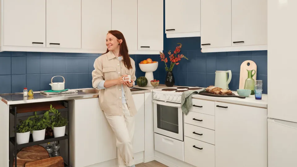 kuchnia z kafelkami pomalowanymi farbą do płytek Tikkurila Luja Ceramic Tiles