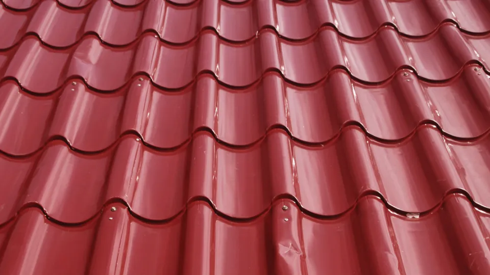 okładzina-dachowa-w-kolorze-czerwonym