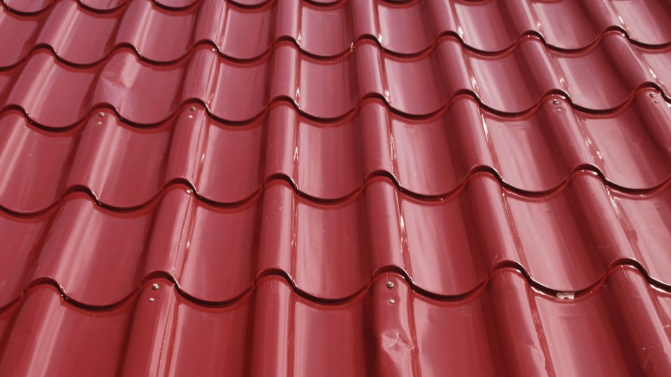 okładzina-dachowa-w-kolorze-czerwonym