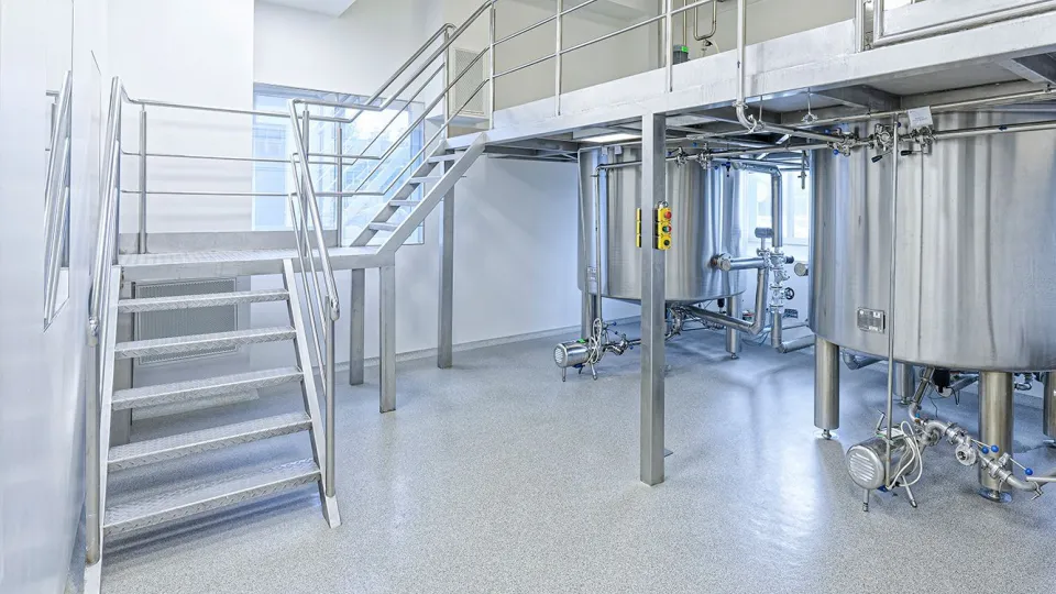 posadzka żywiczna w hali produkcyjnej