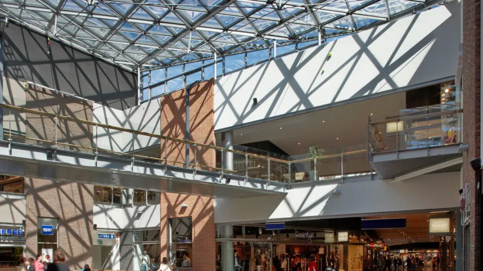 konstrukcja-stalowa-wewnątrz-pomieszczenia