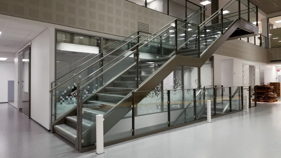 Rozwiązania wykończeniowe do posadzek w budynkach publicznych i komercyjnych