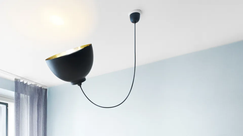 sufit-z-lampą-sufitową