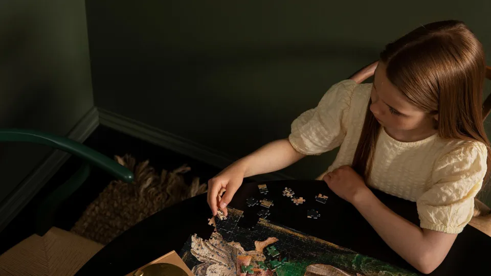 Wnętrza w ciemnej zieleni.