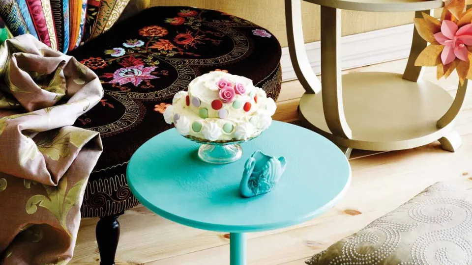 drewniany-stolik-w-kolorze-miętowym