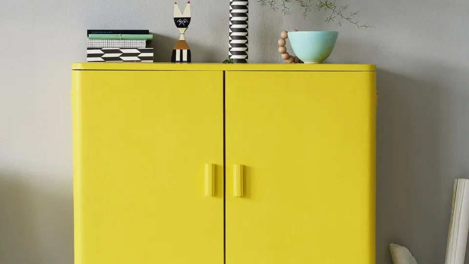 Malowanie mebli - szafka w żółtym kolorze