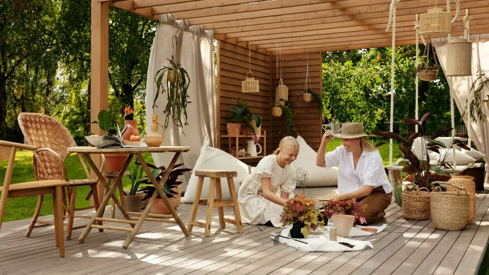 otoczona zielenią pergola w jasnym kolorze 
