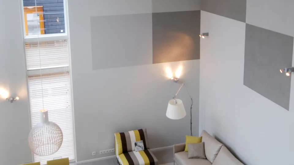 ściana-w-szarych-odcieniach