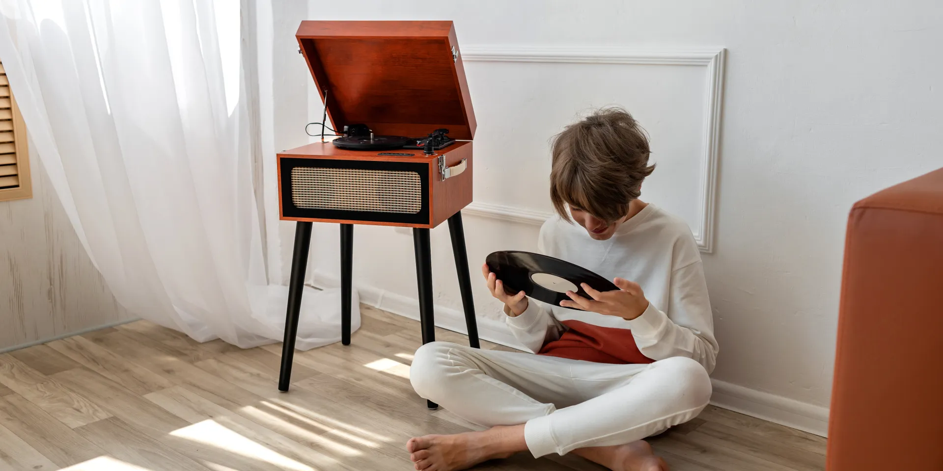 Ściany w salonie w tonacji Off-white - kolor White