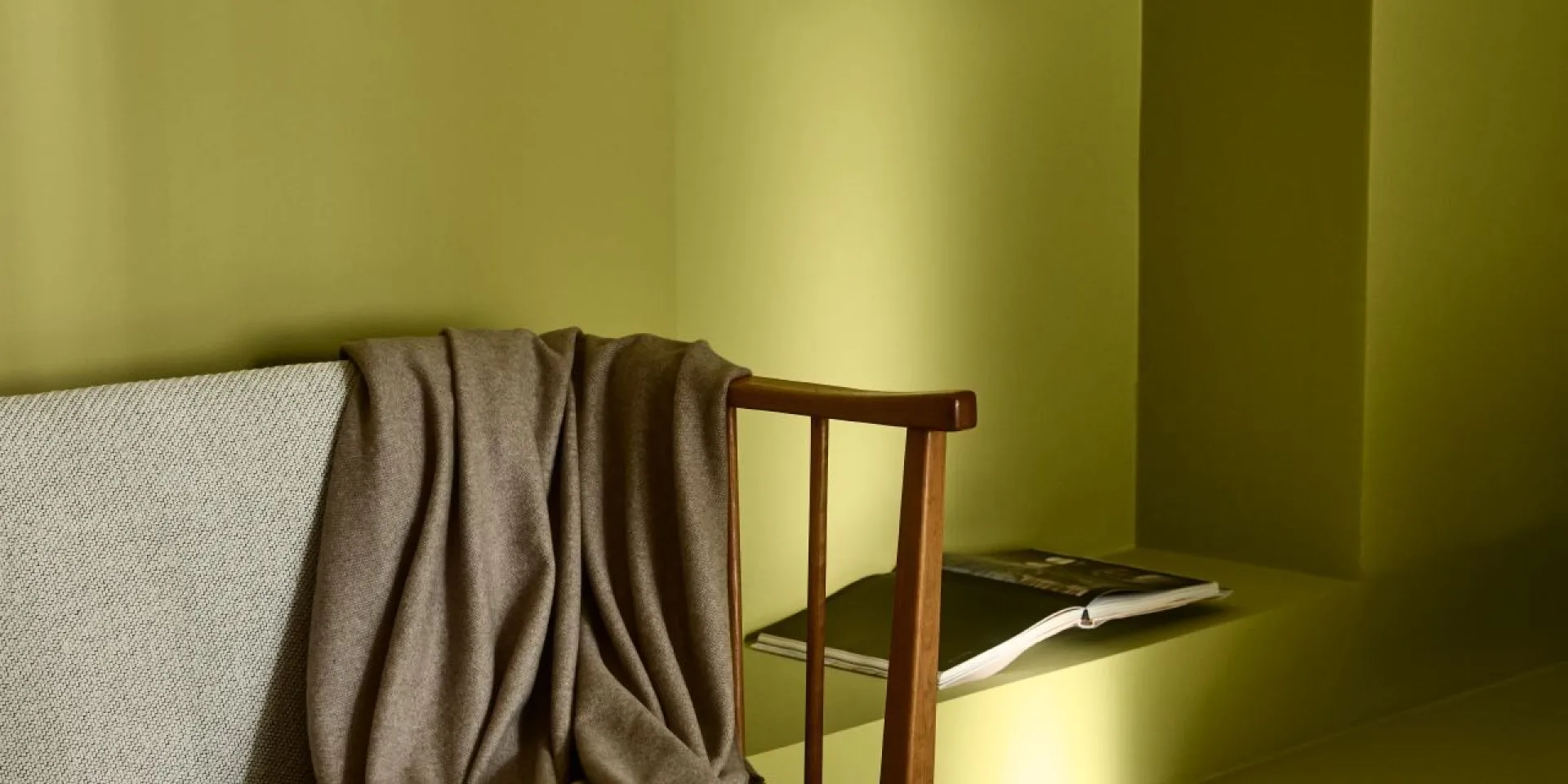 Kolor Roku 2026 L391 Chameleon w sypialni