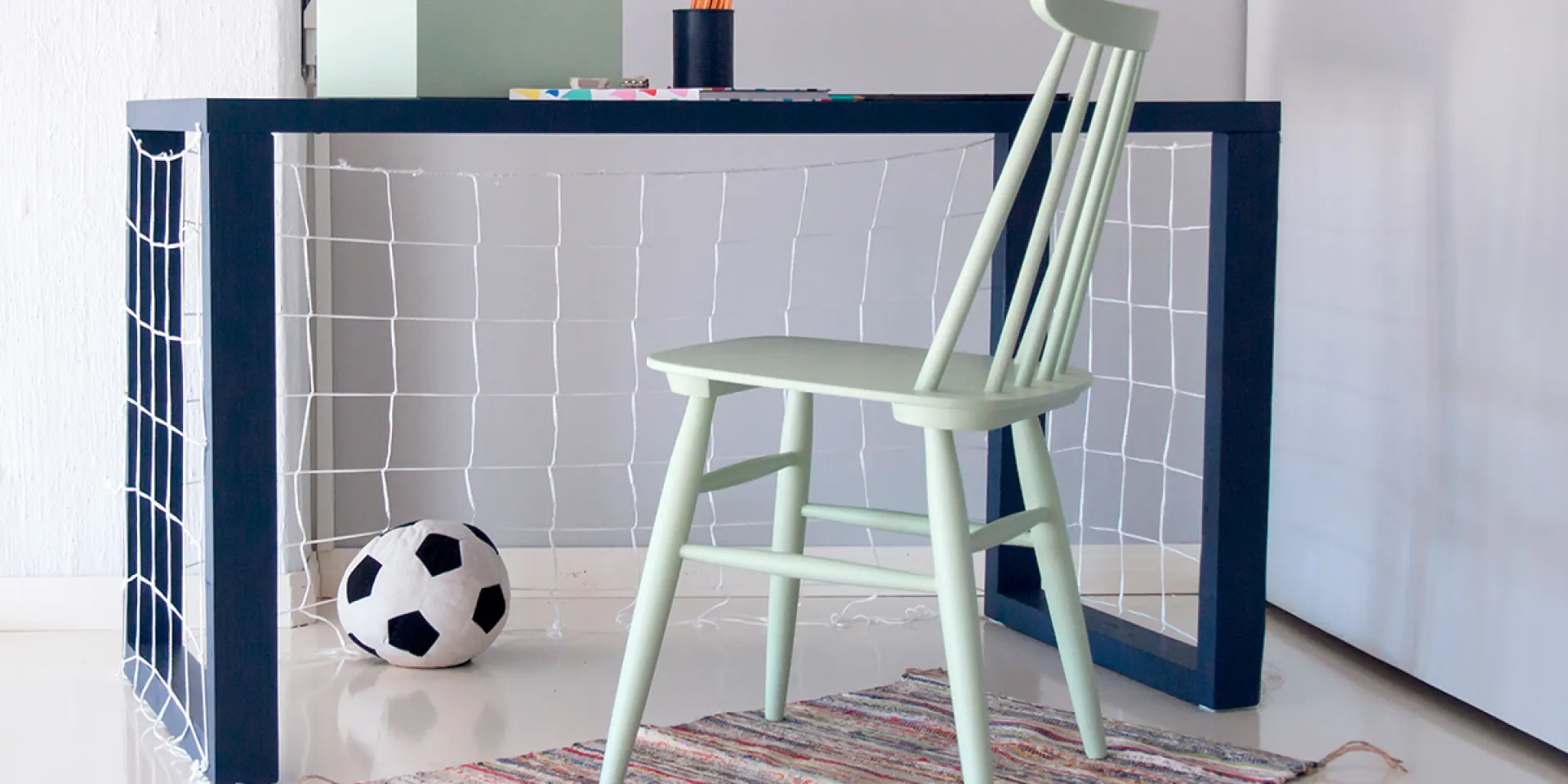 Malowanie mebli - drewniane biurko