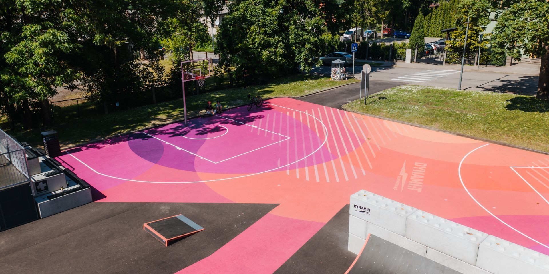 Odnowiony skatepark Cēsis przyciąga młodych ludzi swoją różowo-fioletową kolorystyką
